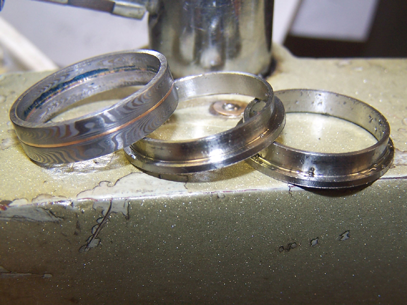 Damastring met passende zirkonium banden