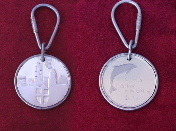 Zilveren afscheidspenning gevat in titanium 