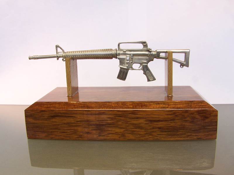 zilveren M16 rifle op een staandaard