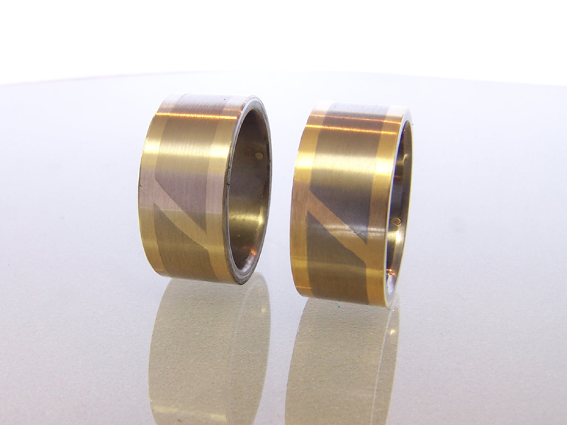 Titanium trouwringen ingelegd en geklonken met geelgoud en witgoud