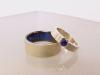 Witgouden geparelde trouwring met zirkonium binnenband en blauwe hars en een witgouden spanring met saffier