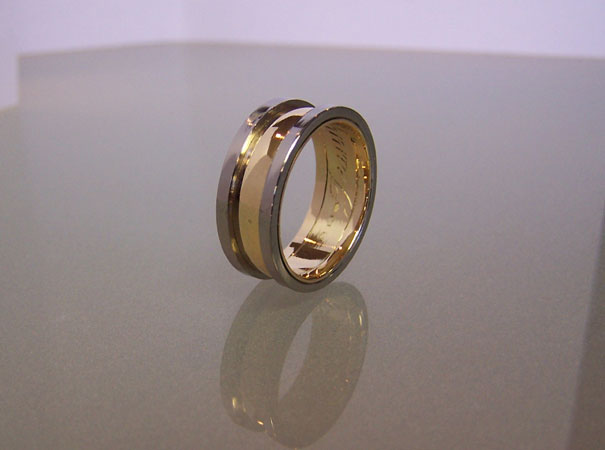 Ring gemaakt met oude trouwring en titanium banden