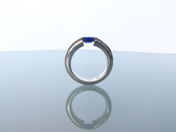 Titanium spanring met blauwe saffier