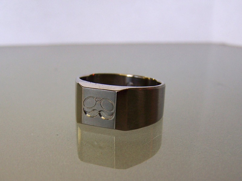 Titanium ring met bedrijfslogo gravure 