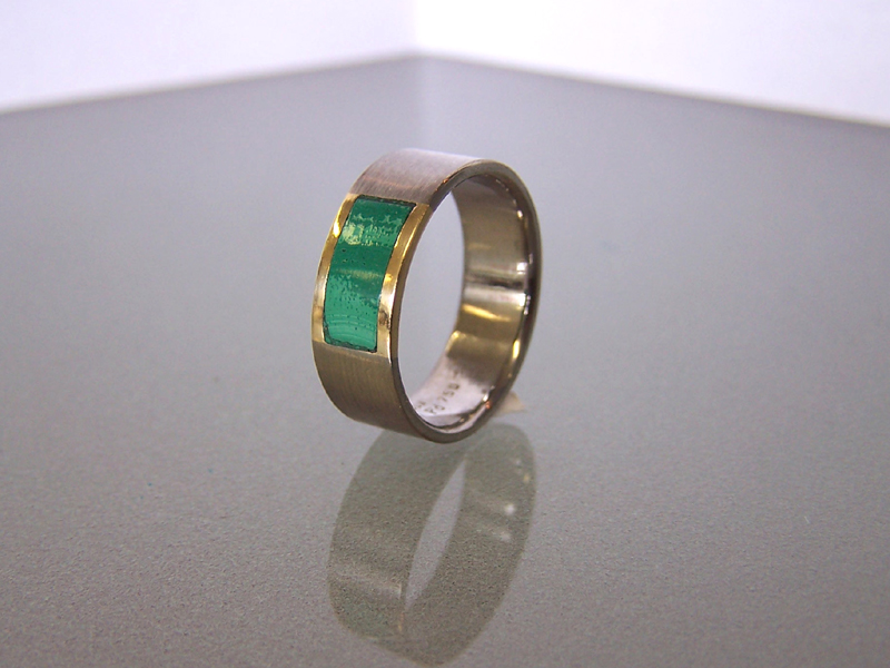 paladium ring met geelgouden randen en malachiet