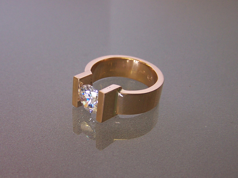 Rosgouden spanring met synthetisch witte saffier