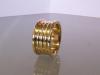 Geelgouden ring met diep liggend banden patroon